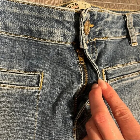 NEW Zara Low Rise Flare Jeans Light Wash Bootcut Zip Fly Denim Pockets Size 4 - Picture 5 of 6